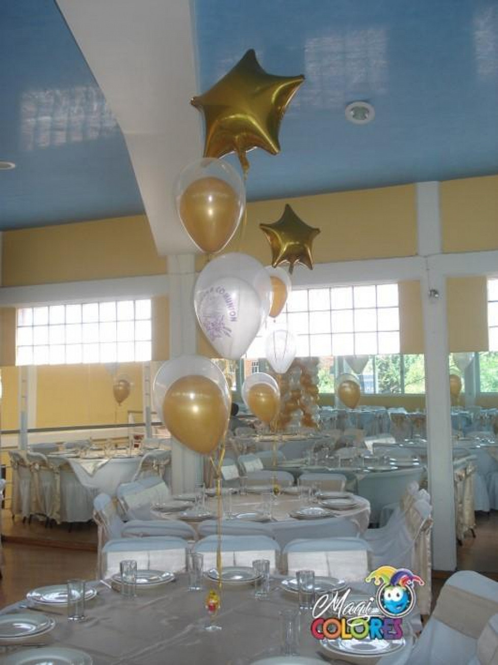 arreglos de mesa para primera comunion con globos